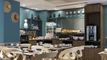 每日供应自助式早餐(每人 EUR 15)