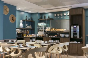 每日供應吃到飽早餐 (每人 EUR15)