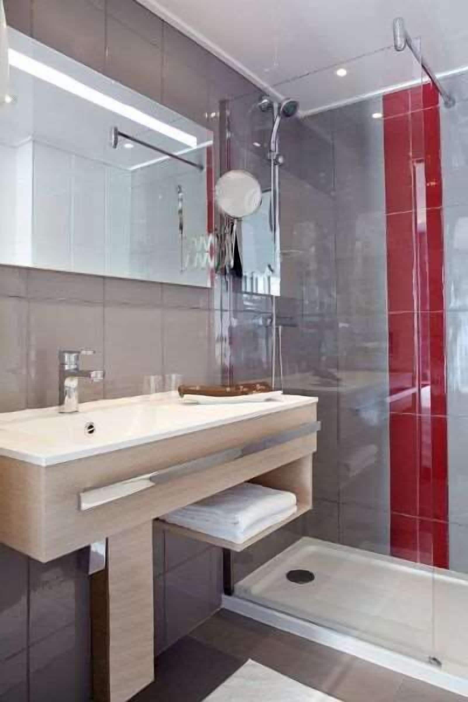 Allergitestet sengetøy, minibar, safe på rommet og skrivebord