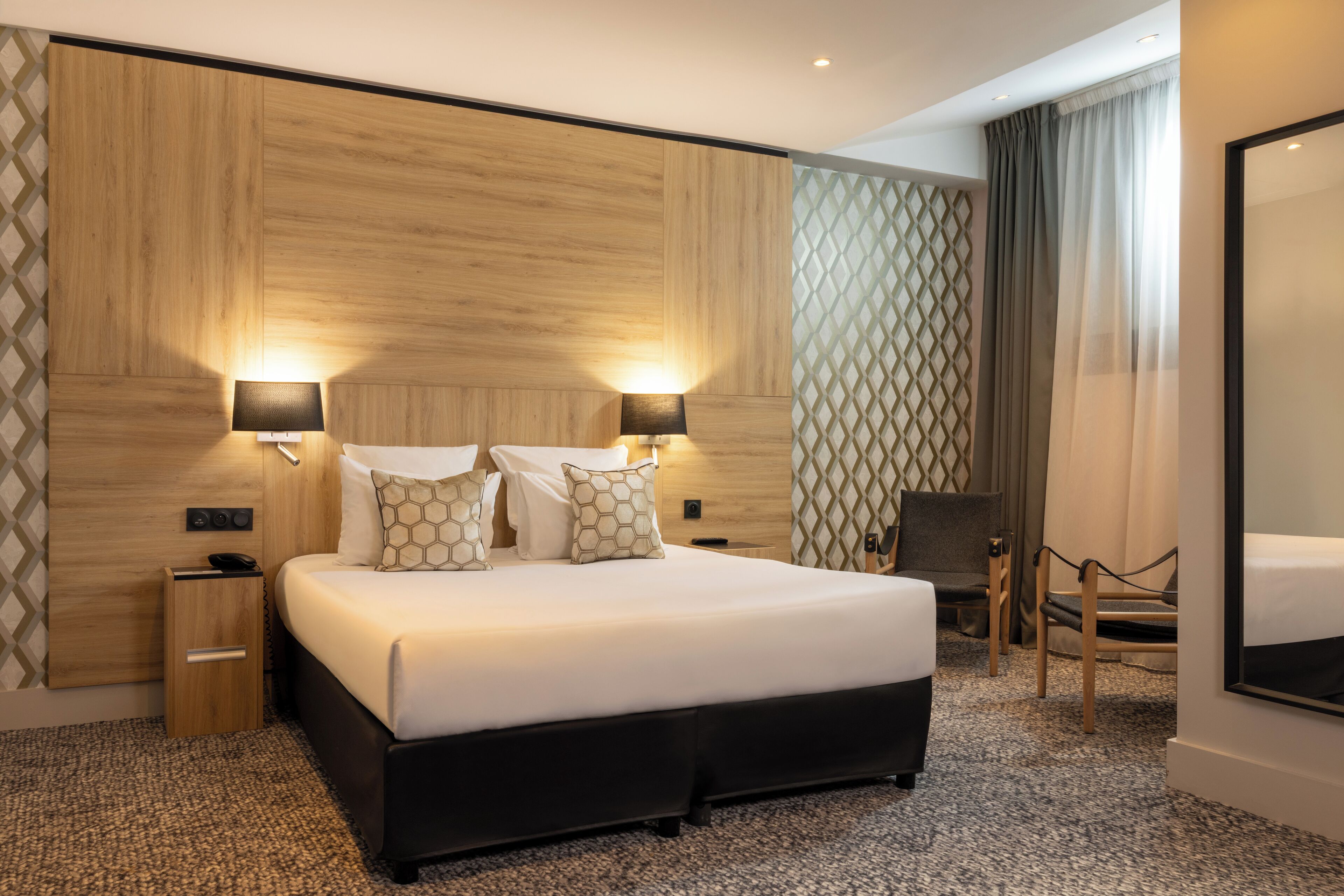 Dobbeltrom – standard, tilpasset bevegelseshemmede | Allergitestet sengetøy, minibar, safe på rommet og skrivebord