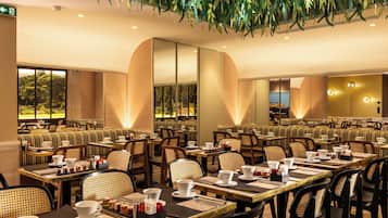 Tägliches Frühstücksbuffet (15 EUR pro Person)