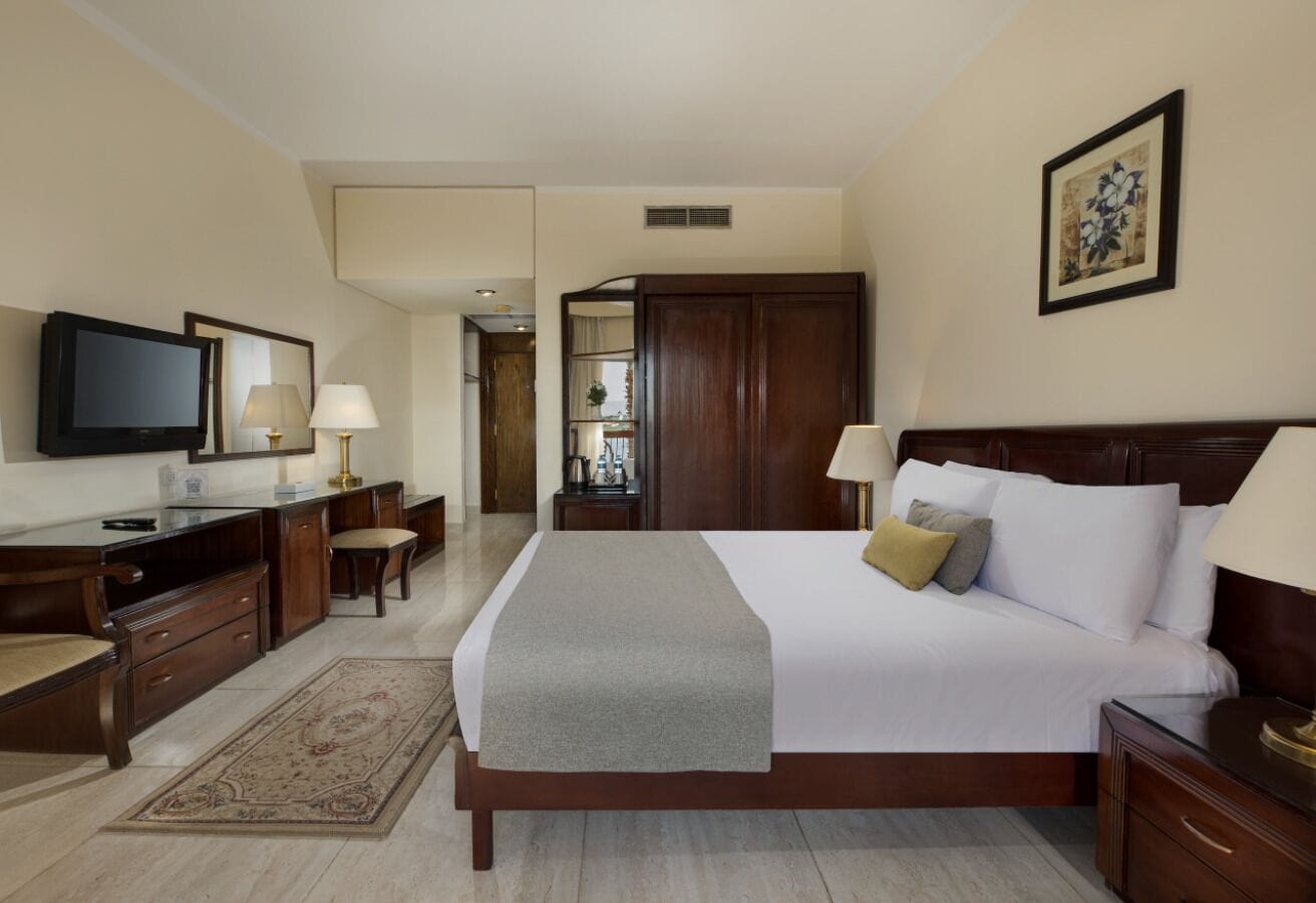 In-room safe, desk, bed sheets