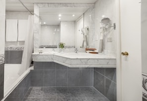 Suite Junior (Nile View) | Salle de bain | Articles de toilette (gratuits), séchoir à cheveux, serviettes fournies