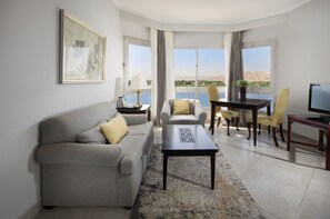 Suite, 1 habitación (Nile Corner) | Caja de seguridad en la habitación, escritorio y ropa de cama 