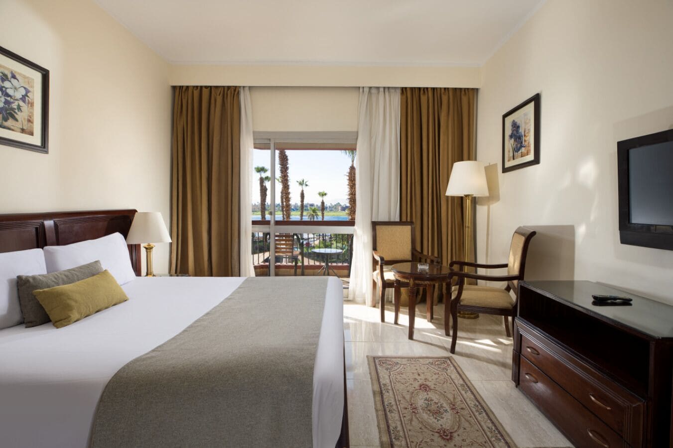 In-room safe, desk, bed sheets