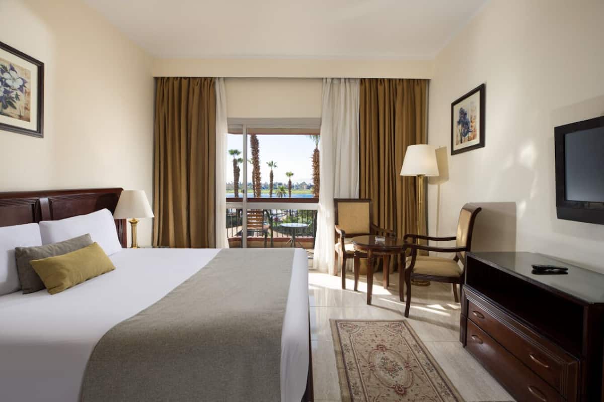 Värdeförvaringsskåp på rummet, skrivbord och sängkläder