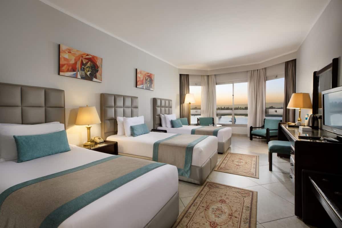 Premium trippelrum | Värdeförvaringsskåp på rummet, skrivbord och sängkläder