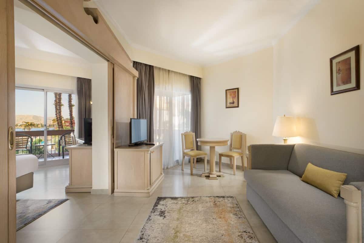 Juniorsvit (Nile View) | Värdeförvaringsskåp på rummet, skrivbord och sängkläder