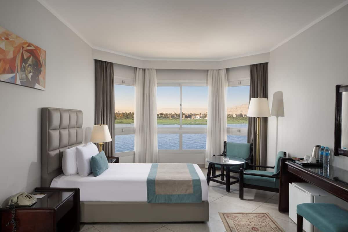 Värdeförvaringsskåp på rummet, skrivbord och sängkläder