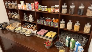 A buffet with various food items, including fruits, cheeses, and condiments. - Hotel Oorsprongpark (Utrecht)