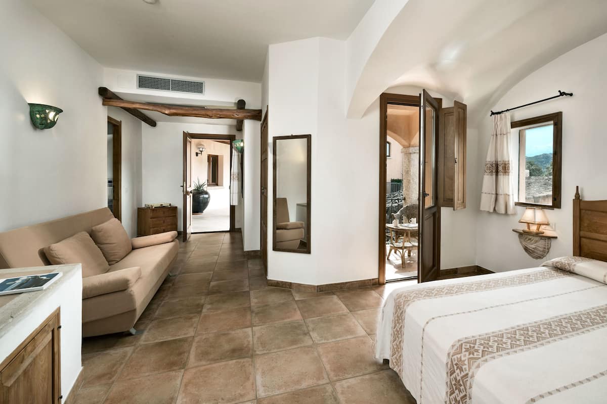 Minibar, in-room safe, individually decorated, individually furnished