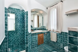 Bathtub, free toiletries, hair dryer, bidet