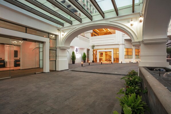 Un vaste atrium doté d’un plafond en verre, d’une arche centrale et du logo DoubleTree.