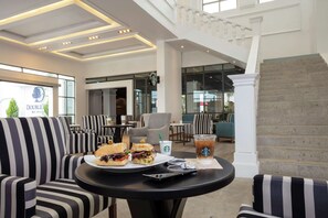 Se sirven desayunos, almuerzos, cenas y brunches