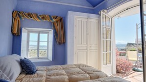 A bedroom with a bed, a window, a door, and a view of the outdoors. - La Casa de Bovedas (Arcos de la Frontera)