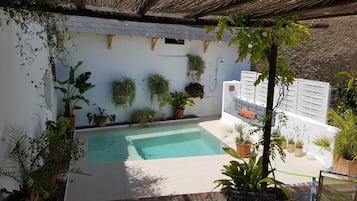 Piscina all'aperto, lettini