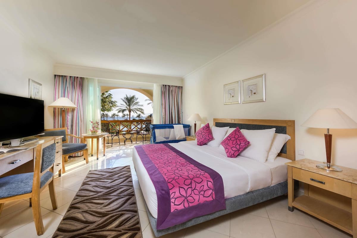 Classic Room, 1 King Bed, Pool View | In-room safe, soundproofing, iron/ironing board, free WiFi