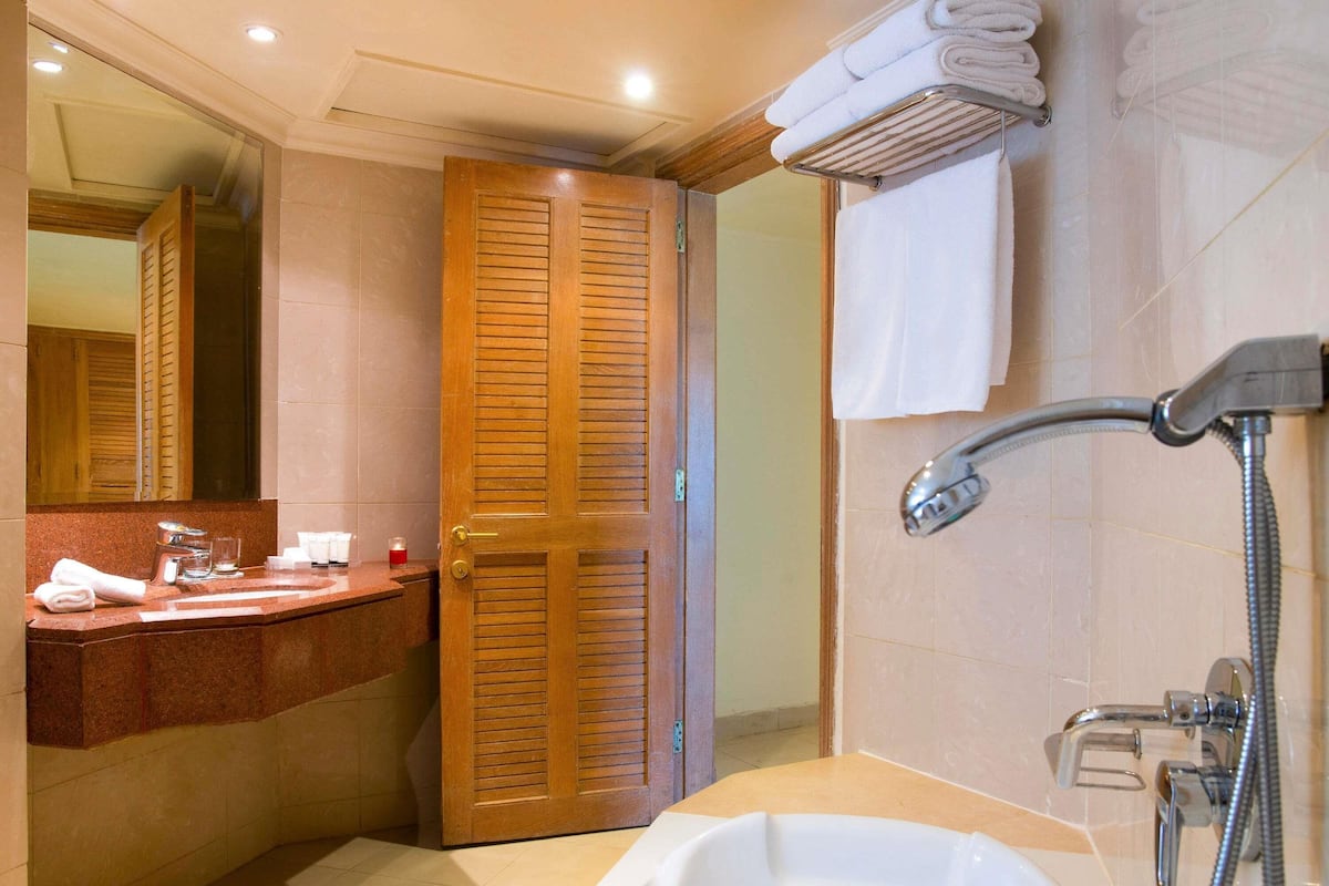Suite, 1 Bedroom | In-room safe, soundproofing, iron/ironing board, free WiFi
