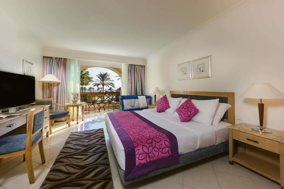 Camera Classic, 1 letto king, vista piscina | 1 camera, una cassaforte in camera, insonorizzazione