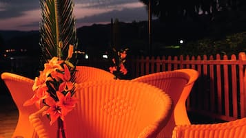 Poolside bar