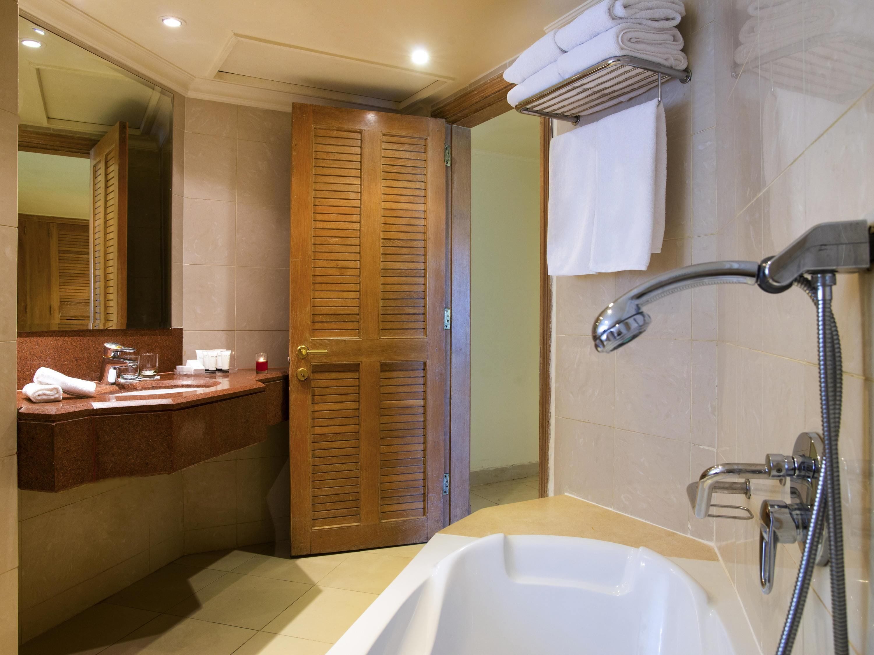 In-room safe, soundproofing, iron/ironing board, free WiFi