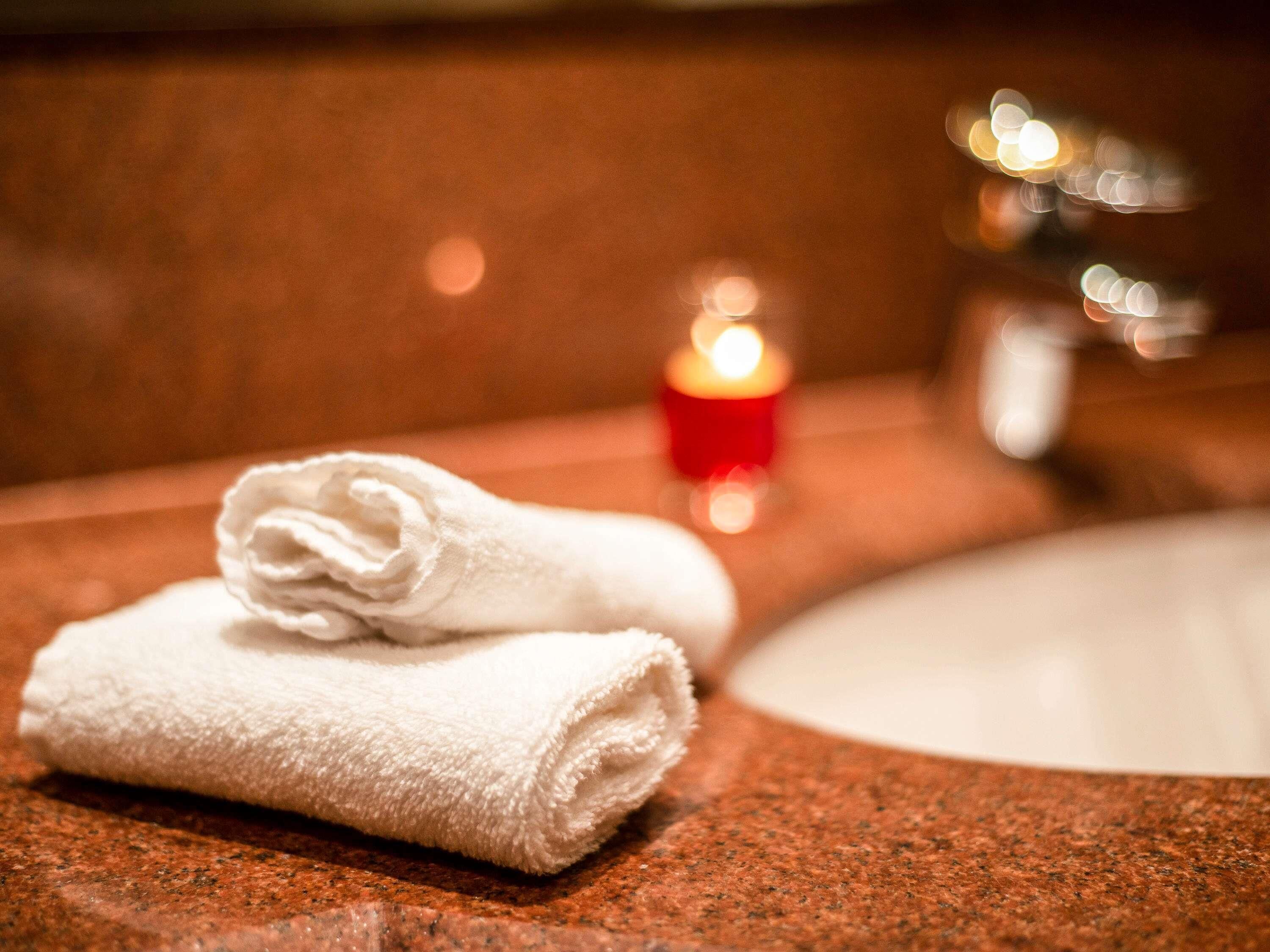 Bathtub, towels