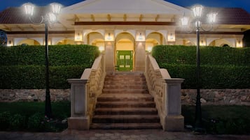 4 restaurants; breakfast and dinner served