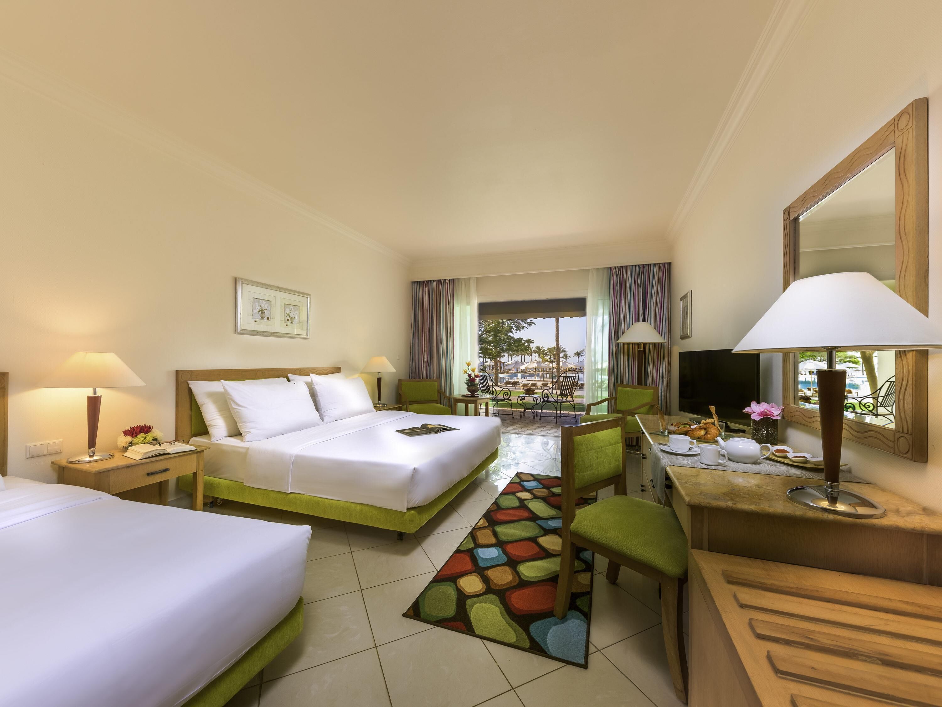 خزنة داخل الغرفة وتجهيزات عازلة للصوت ومكواة/لوح كي وواي فاي مجانًا