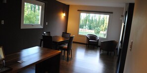 高档床上用品、迷你吧、客房内保险箱、特色装修