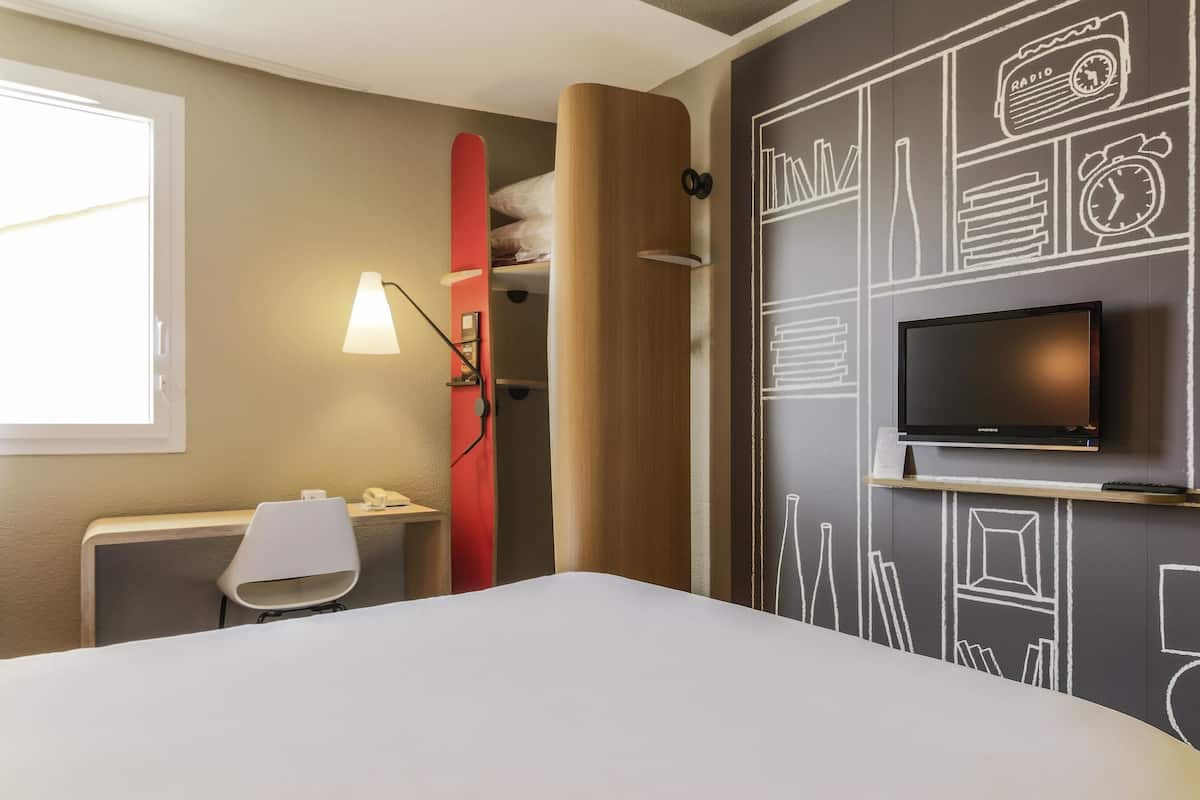 Premium bedding, in-room safe, desk, soundproofing