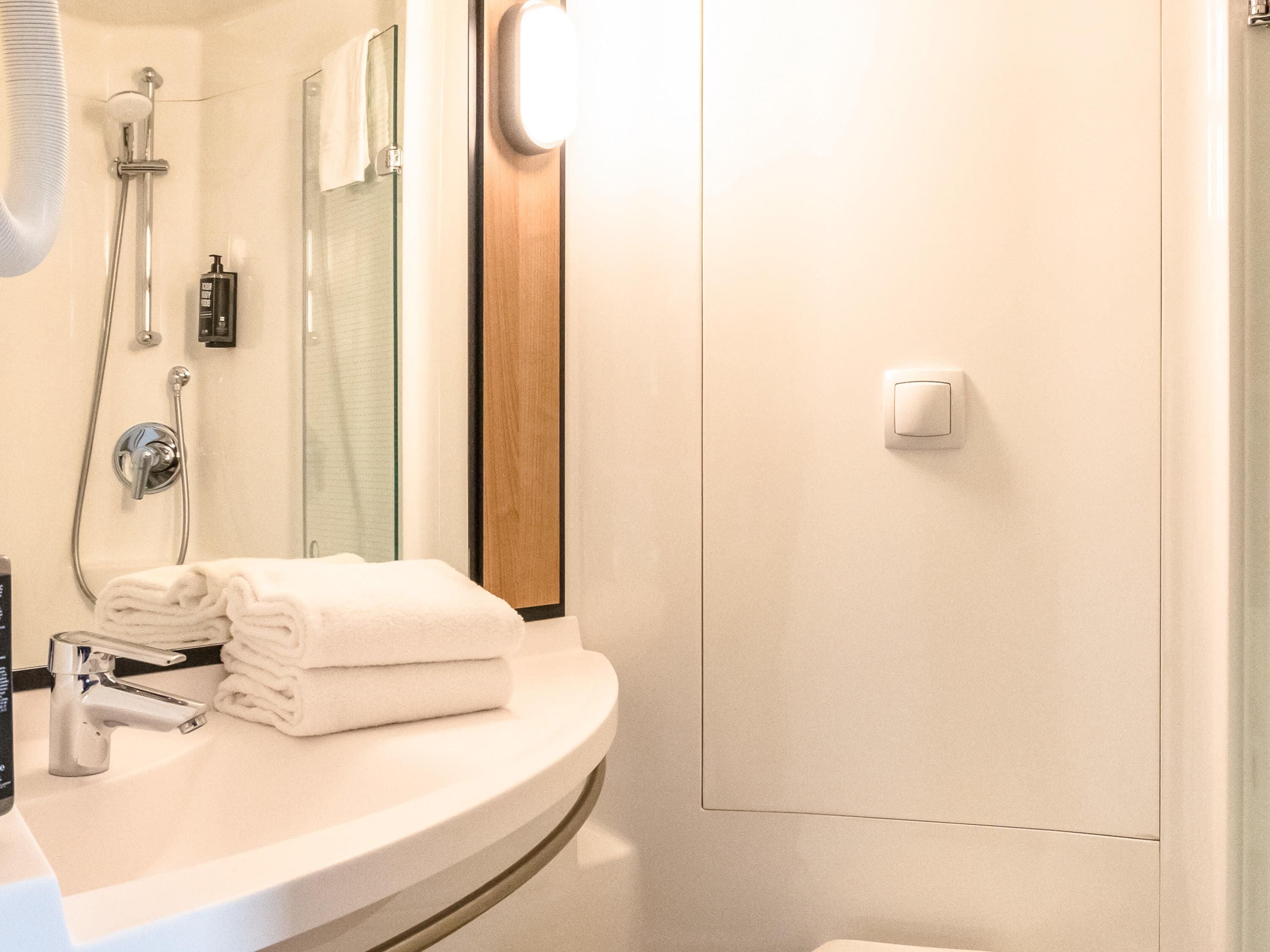 Luxe beddengoed, een kluis op de kamer, een bureau, geluiddichte muren