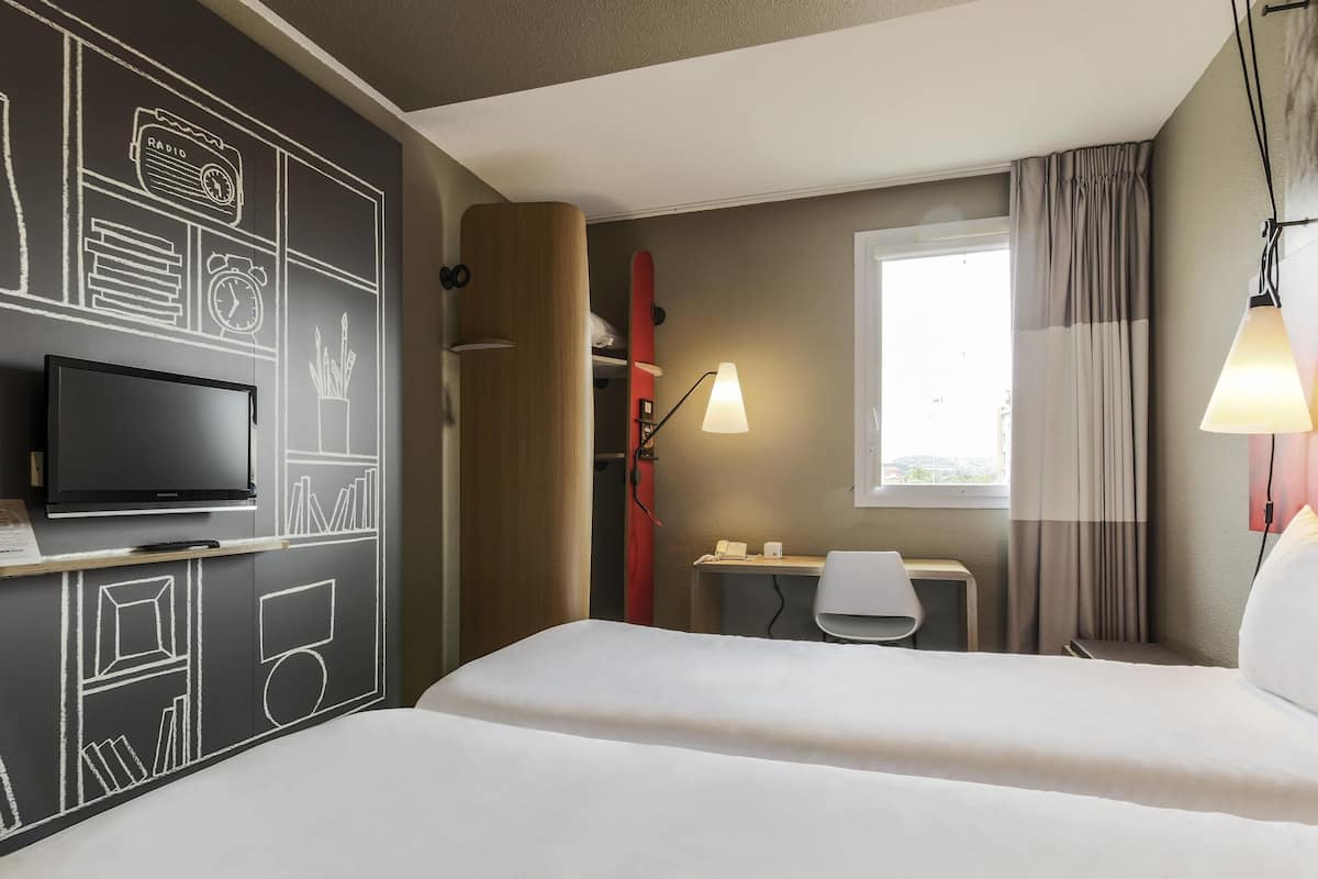 Standard Room, 2 Twin Beds | Premium bedding, in-room safe, desk, soundproofing