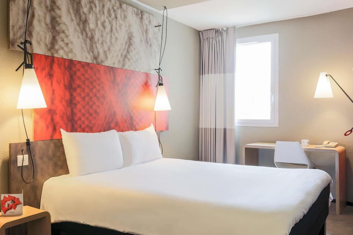 premium bedding, in-room safe, desk, soundproofing