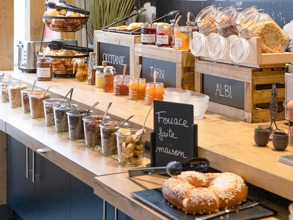 Desayuno buffet (EUR 13.90 por persona) 