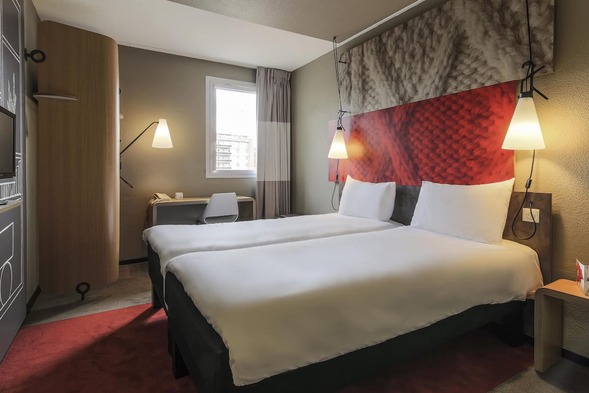 Ropa de cama de alta calidad y caja de seguridad en la habitación