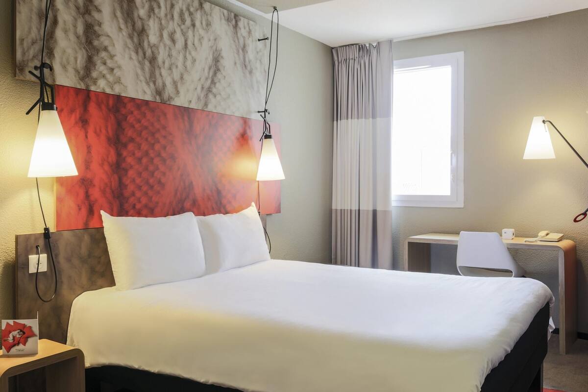 Premium bedding, in-room safe, desk, soundproofing
