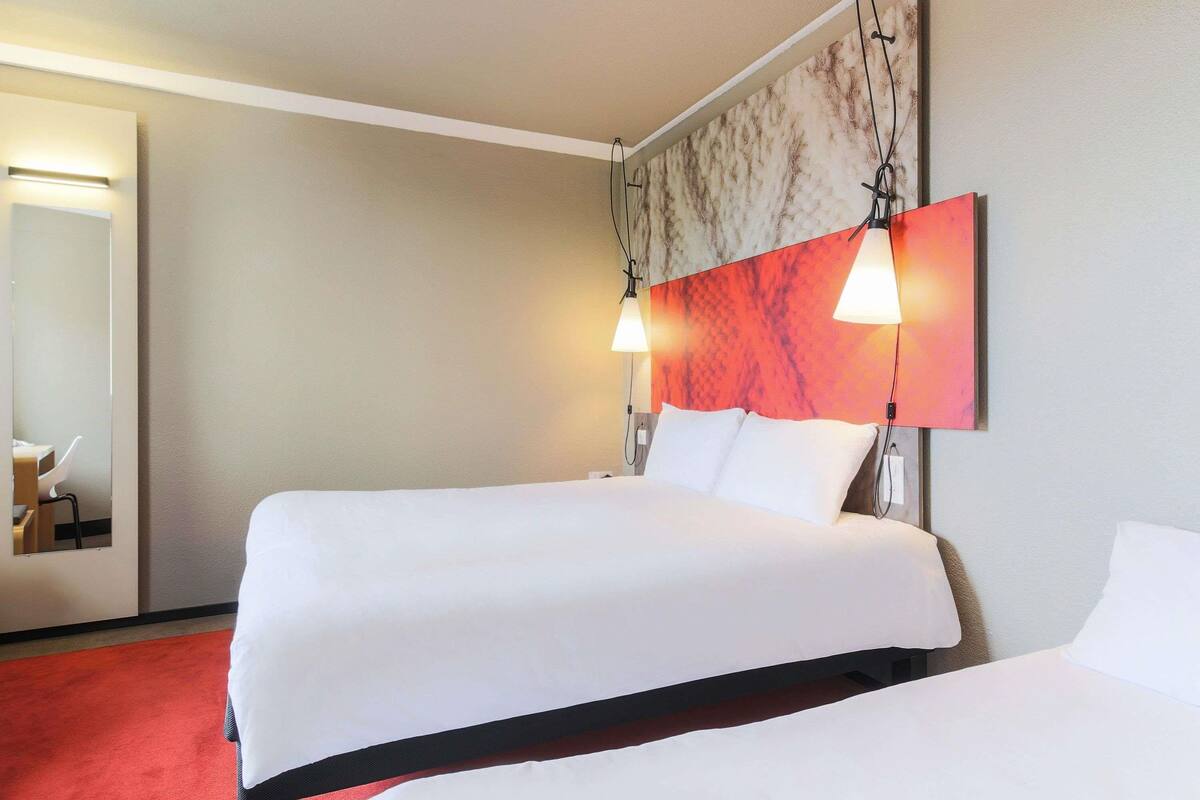 premium bedding, in-room safe, desk, soundproofing