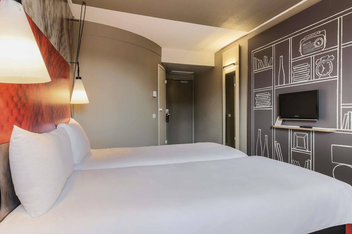 premium bedding, in-room safe, desk, soundproofing