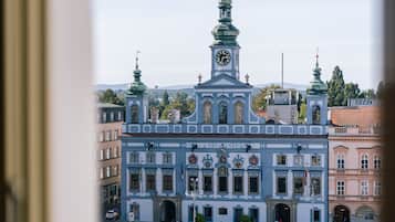 Junior Suite | Minibar, in-room safe, desk, blackout drapes
