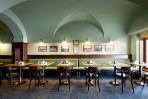 2 restaurants, lunch, dinner served; Regional cuisine 