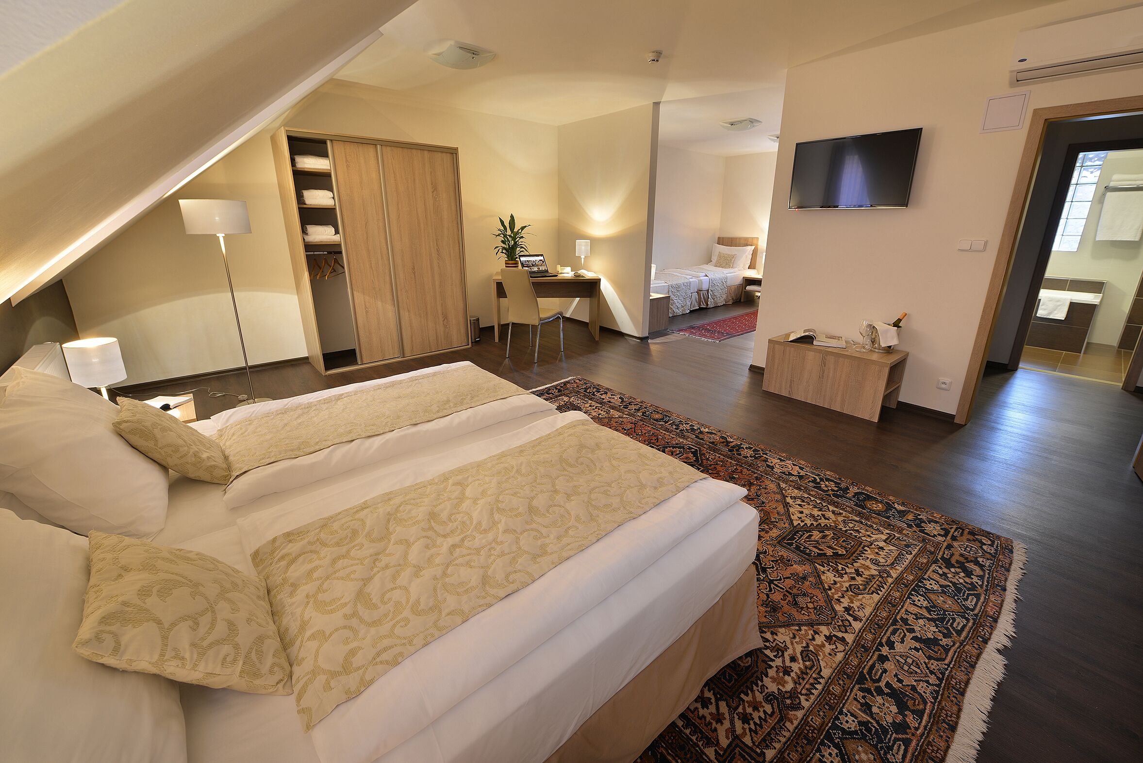 Suíte família | Área de estar | TV 80 cm com canais via satélite