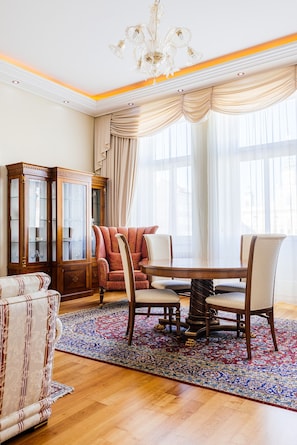 Presidential-Suite, 1 Queen-Bett, Balkon, Stadtblick | Minibar, Zimmersafe, Schreibtisch, Verdunkelungsvorhänge