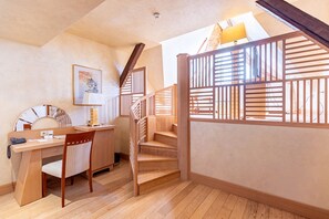 Junior Suite | 迷你吧、房內夾萬、書桌、遮光窗簾/窗簾