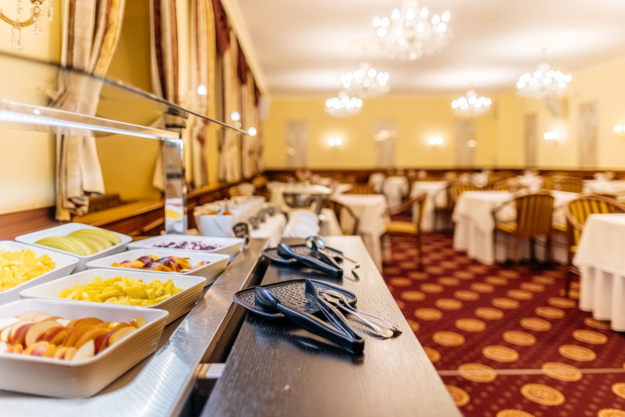 2 restaurantes; se sirve almuerzo y cena; cocina regional