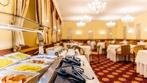 Una mesa de buffet con diversos alimentos y utensilios.