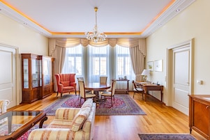 Suite presidencial, 1 cama de matrimonio, balcón, vistas a la ciudad | Minibar, caja fuerte, escritorio y cortinas opacas