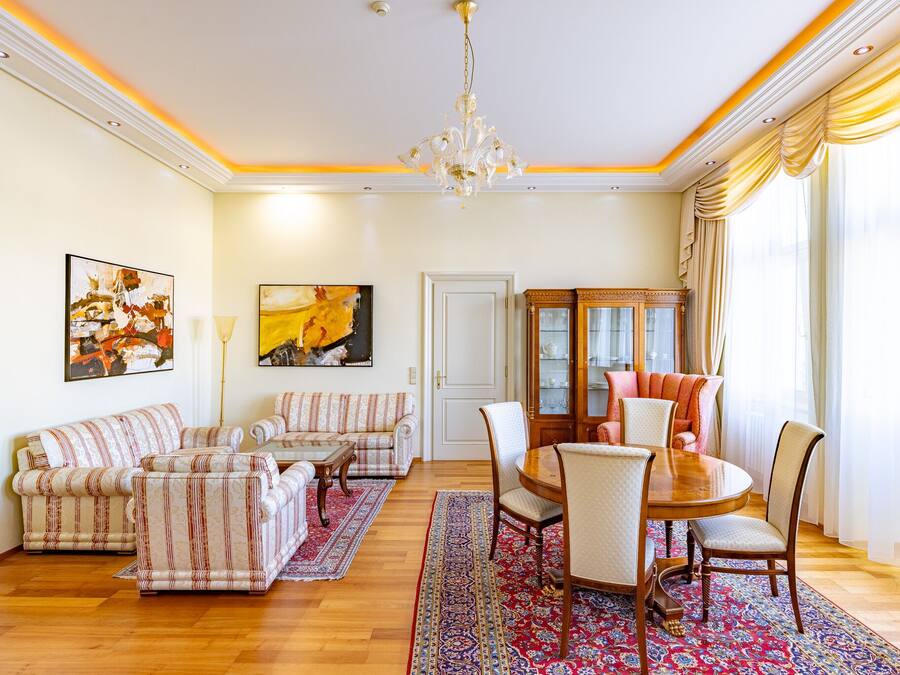 Suite presidencial, 1 cama de matrimonio, balcón, vistas a la ciudad | Minibar, caja fuerte, escritorio y cortinas opacas