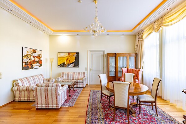 Suíte presidencial, 1 cama Queen, sacada, vista para a cidade | 1 quarto, frigobar, cofres nos quartos, escrivaninha