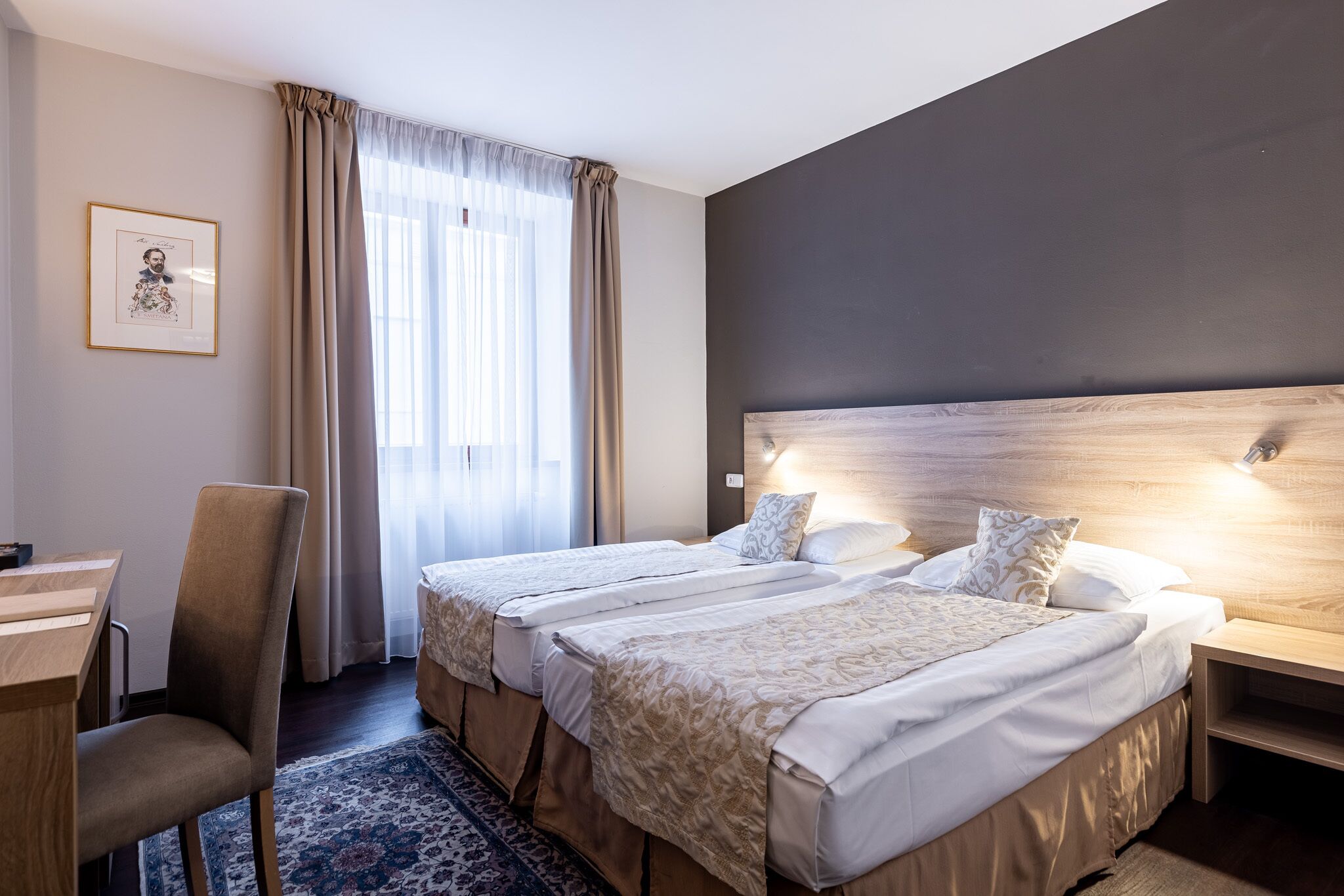 Una habitación de hotel con dos camas, un escritorio y una silla.