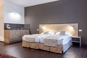 Family Suite | Minibar, in-room safe, desk, blackout drapes